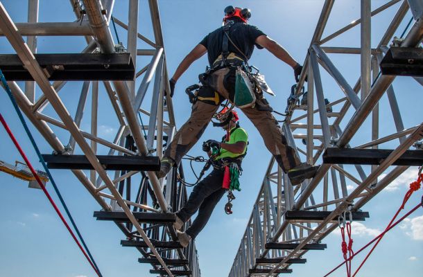 Travailleurs en hauteur utilisant des systèmes antichute et de maintien au travail