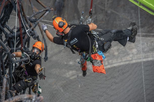 Techniciens formés par Jarnias Formation qui travaillent en sécurité avec équipements de protection individuelle et cordes